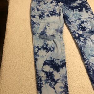 SO Junior 9, Tie-Dye Skinny Mom’s Jeans in white & mixed Blues